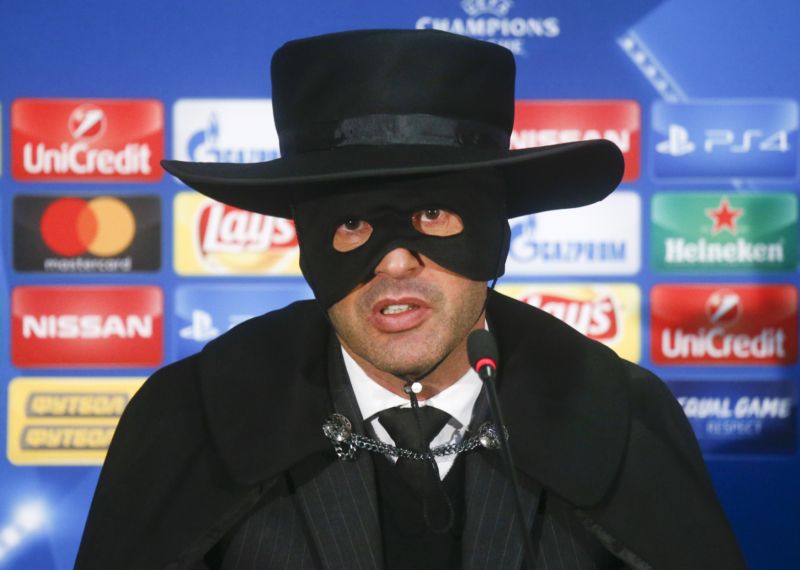 Paulo Fonseca odpovídal na dotazy novinářů v masce Zorra. Paulo Fonseca odpovídal na dotazy novinářů v masce Zorra.