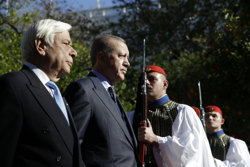 Řecký prezident Prokopis Pavlopulos (vlevo) a turecký prezident Recep Erdogan.