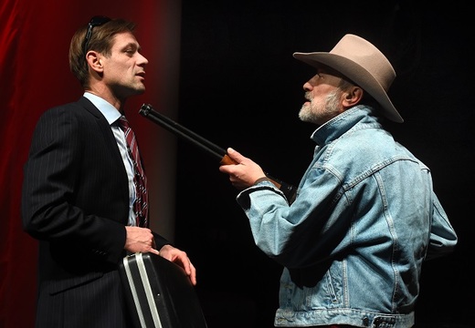 Jan Plouhar jako Nicholas Naylor a Josef Kadeřábek jako Marlboro Man.