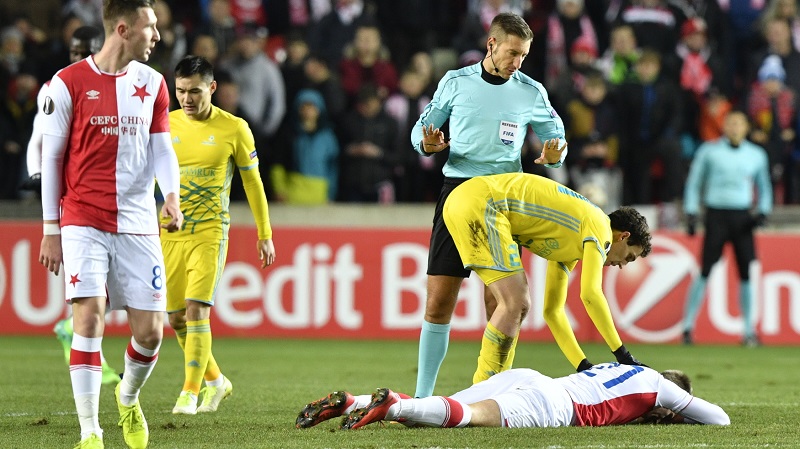 Zraněný Milan Škoda v zápase proti Astaně. 
