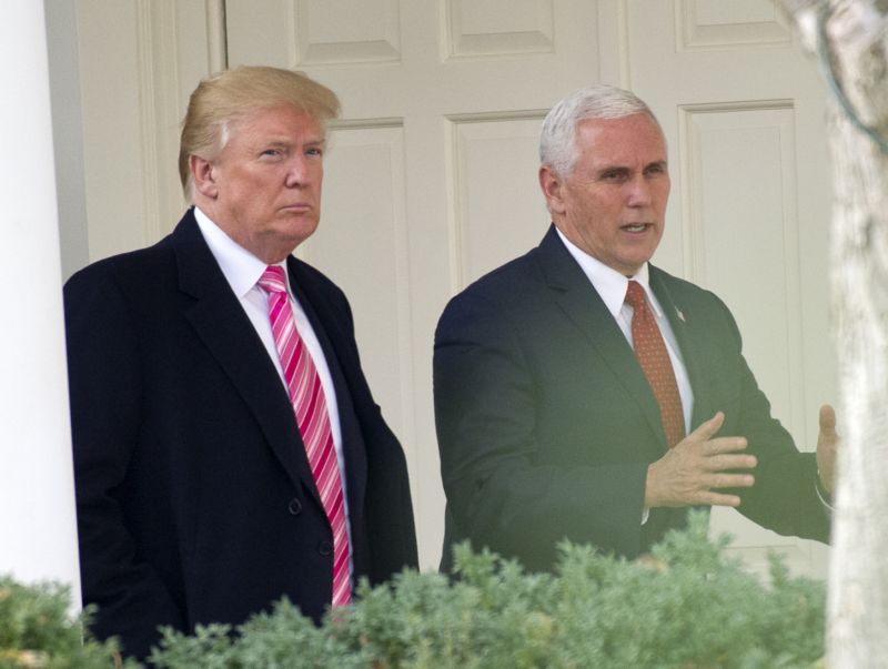 Donald Trump (vlevo) a Mike Pence.
