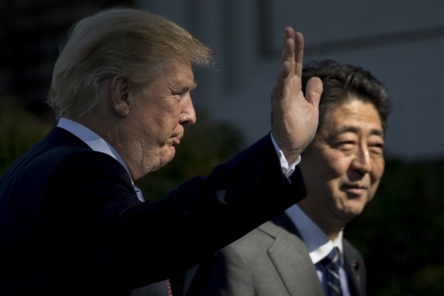 Americký prezident Donald Trump (vlevo) a japonský premiér Šinzó Abe.