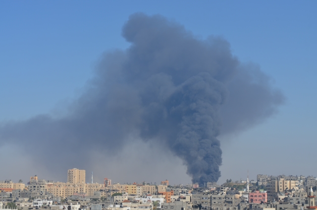 Dým se vznáší z bombardovaných továren a obchodních skladů v průmyslové oblasti severně od města Gaza.