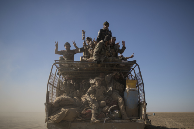 Mobilizační jednotky slaví vítězství v boji proti islámským militantům v blízkosti letiště Tal Afar západně od iráckého města Mosul. Mobilizační jednotky slaví vítězství v boji proti islámským militantům v blízkosti letiště Tal Afar západně od iráckého města Mosul.