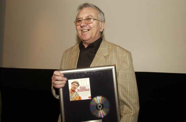 Komik Felix Holzmann převzal roku 2002 v Praze platinovou desku Supraphonu za titul 10x Felix Holzmann.