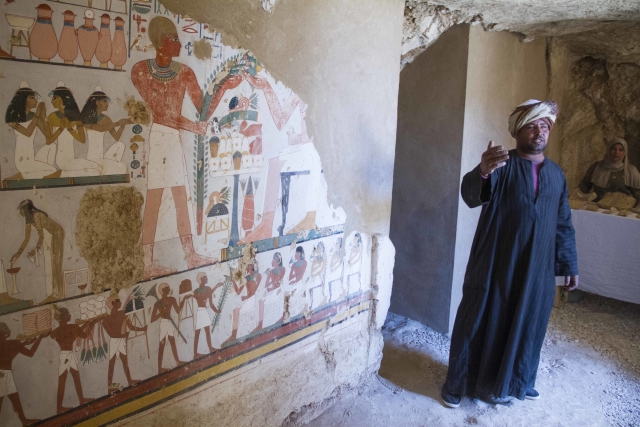 Pohřební malby uvnitř nově objevené hrobky v Egyptě. Pohřební malby uvnitř nově objevené hrobky v Egyptě.