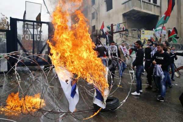 Demonstrace před americkým velvyslanectvím v Bejrútu, Libanon.