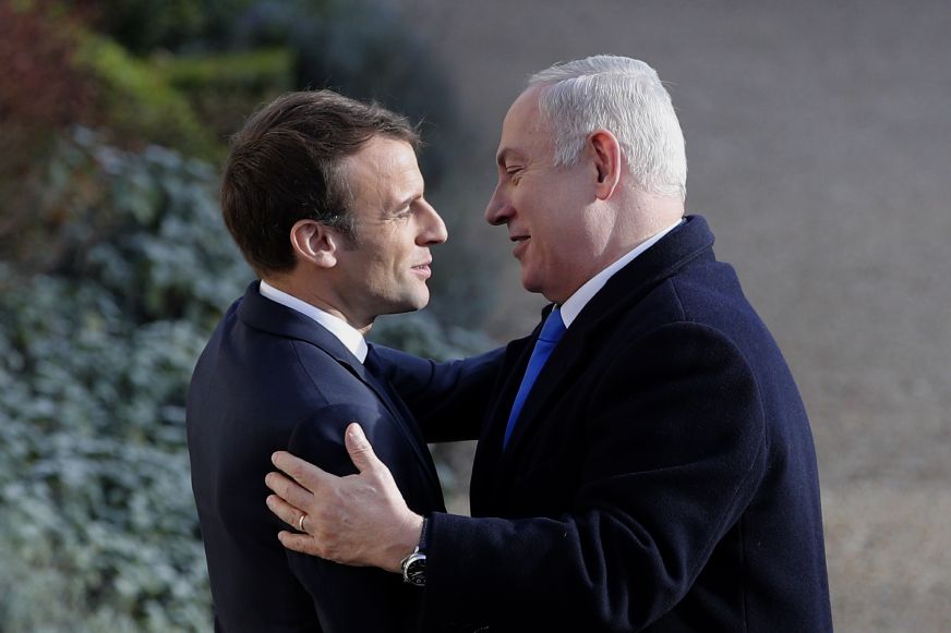 Francouzský prezident Emmanuel Macron (vlevo) při setkání s izraelským premiérem Benjaminem Netanjahuem.
