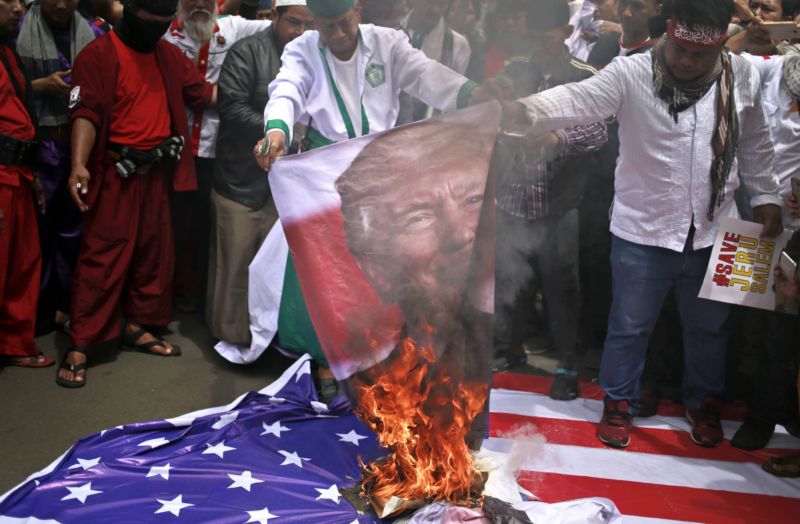 V Jakartě demonstranti pálili vlajky Izraele a USA i fotografie Trumpa.