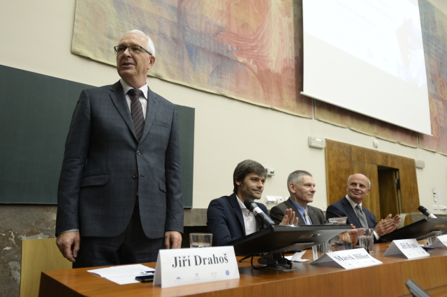 Prezidentští kandidáti (zleva) Jiří Drahoš, Marek Hilšer, Jiří Hynek a Michal Horáček.