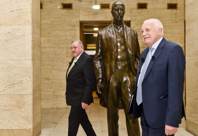 Vladimír Mečiar (vlevo) a Václav Klaus procházejí kolem sochy T.G. Masaryka v budově bývalého Federálního shromáždění v Praze.
