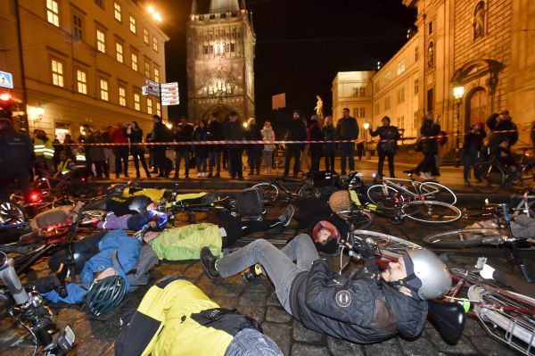 Demonstrace cyklistů.