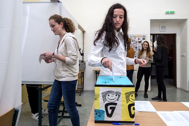 Studenti Gymnázia Boženy Němcové v Hradci Králové se zapojili 3. října do studentských voleb a vyzkoušeli si sněmovní volby nanečisto. 