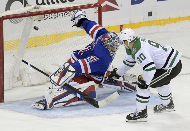 Brankář hokejistů new York Rangers Ondřej Pavelec v akci. Brankář hokejistů new York Rangers Ondřej Pavelec v akci.