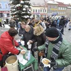 Charitativní akce v Boskovicích na Blanensku, při které se rozdalo necelých tisíc porcí hrstkové polévky. Za porci strávník zaplatil podle svých možností, lidé dali celkem 73 tisíc korun. Organizátoři rozdělili peníze mezi sociálně slabé a postižené.