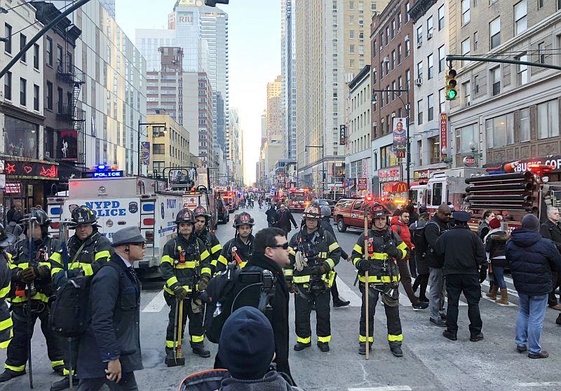 Hasiči na místě útoku v New Yorku.