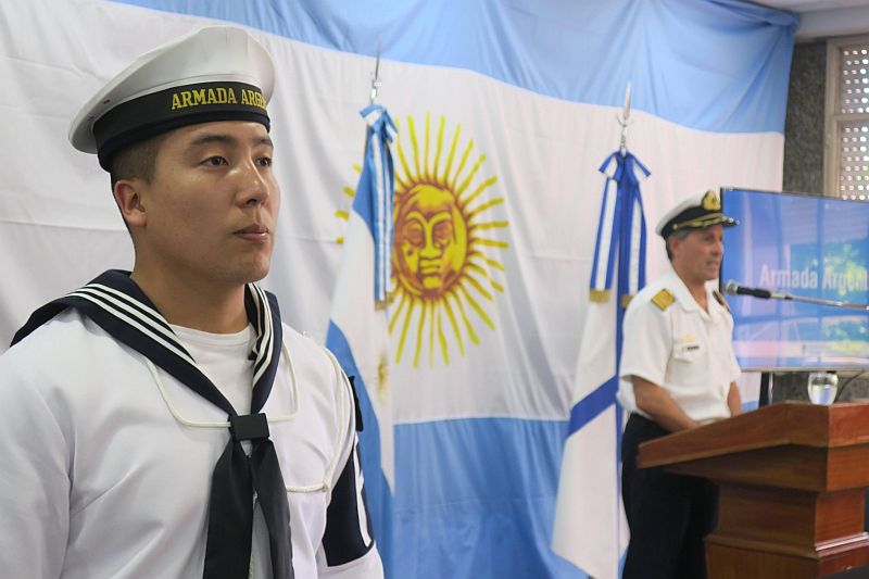 Mluvčí argentinského námořnictva informuje o zmizelé ponorce.