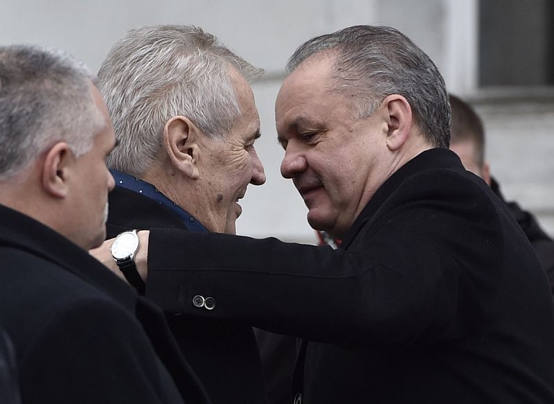 Český prezident Miloš Zeman v družném objetí se slovenským protějškem Andrejem Kiskou. Návštěvou Slovenska zakončil český prezident své první funkční období. Český prezident Miloš Zeman v družném objetí se slovenským protějškem Andrejem Kiskou. Návštěvou Slovenska zakončil český prezident své první funkční období.