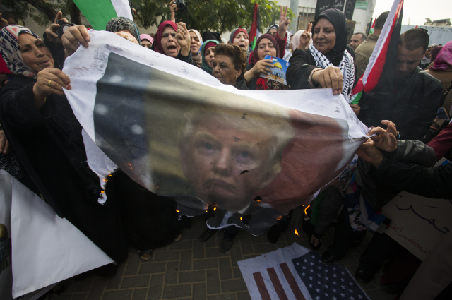Palestinské ženy protestují proti rozhodnutí amerického prezidenta Donalda Trumpa uznat Jeruzalém za hlavní město Izraele. Palestinské ženy protestují proti rozhodnutí amerického prezidenta Donalda Trumpa uznat Jeruzalém za hlavní město Izraele.