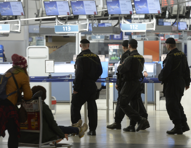 Na snímku policejní prohlídka na pražském letišti.