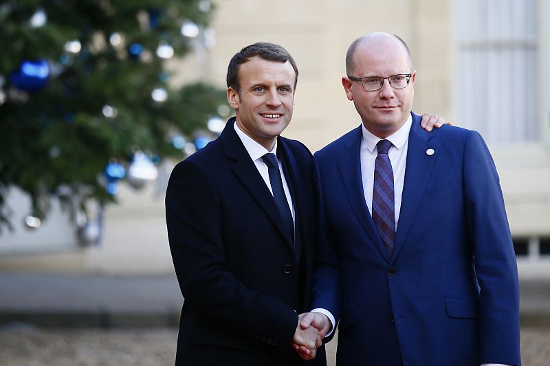 Francouzský prezident Emmanuel Macron a předseda české vlády v demisi Bohuslav Sobotka v Paříži na klimatické konferenci nazvané Summit jedné planety. Francouzský prezident Emmanuel Macron a předseda české vlády v demisi Bohuslav Sobotka v Paříži na klimatické konferenci nazvané Summit jedné planety.