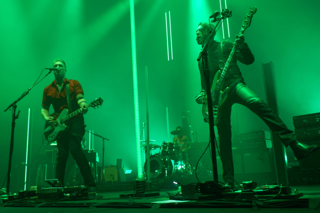 Vlevo Josh Homme a Michael Shuman z Queens of the Stone Age. 