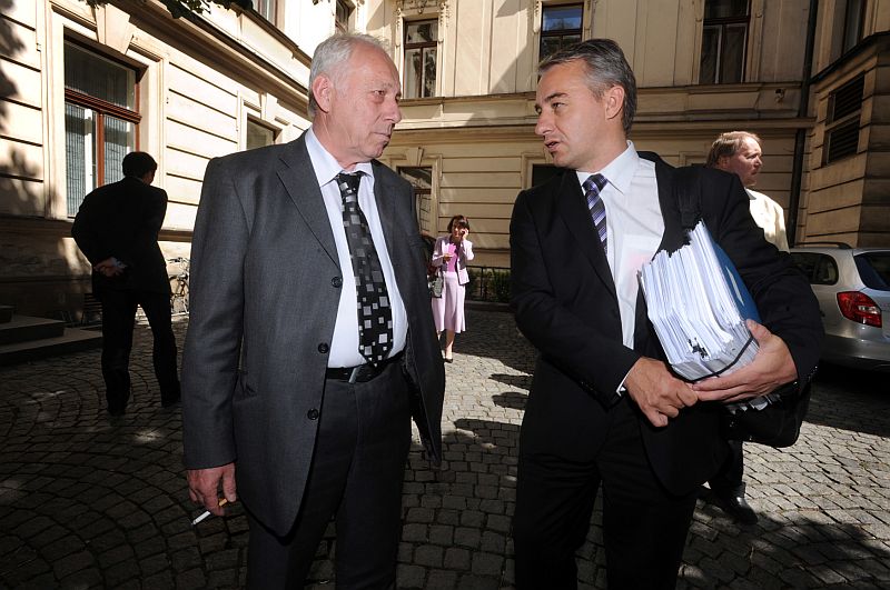 Předseda Asociace samostatných odborů Bohumír Dufek (vlevo) a předseda Českomoravské konfederace odborových svazů (ČMKOS) Josef Středula Předseda Asociace samostatných odborů Bohumír Dufek (vlevo) a předseda Českomoravské konfederace odborových svazů (ČMKOS) Josef Středula