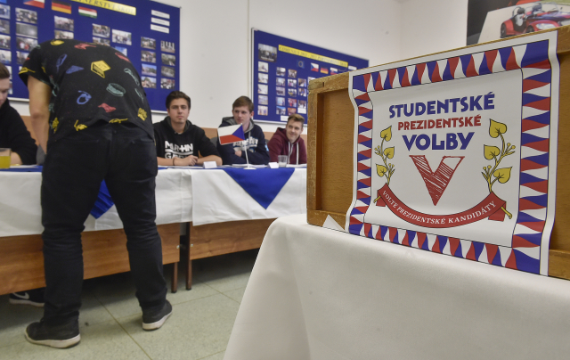 Tři stovky studentů střední průmyslové školy v Jihlavě se zapojily do prezidentských voleb "nanečisto". Studenti mohli vybírat z devíti prezidentských kandidátů. Studentské volby, do kterých se registrovalo 390 škol z celé republiky, pořádá společnost Člověk v tísni.