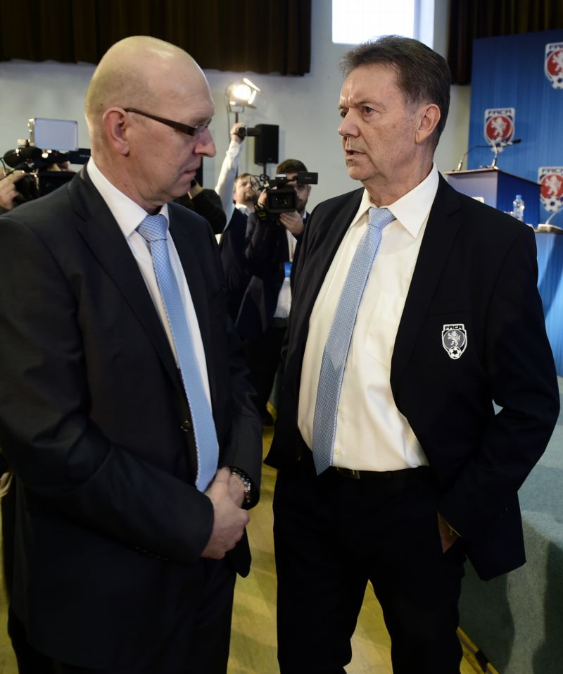 Velký hráč na české fotbalové scéně Roman Berbr (vpravo) na valné hromadě