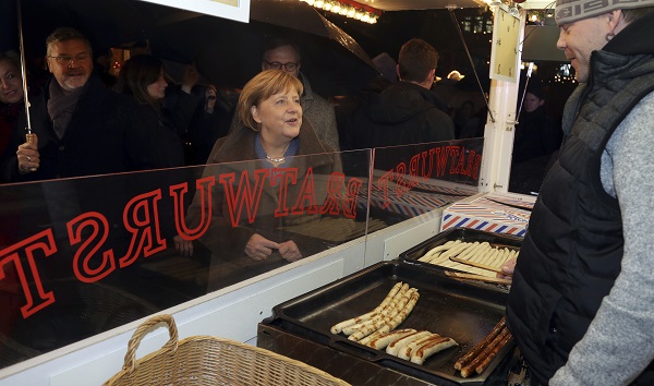 Angela Merkelová na vánočních trzích.