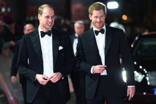 Zleva: princ William a princ Harry na evropské premiéře filmu Star Wars. Zleva: princ William a princ Harry na evropské premiéře filmu Star Wars.