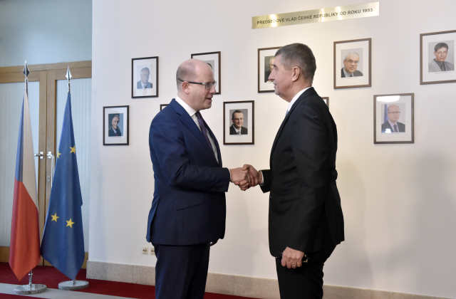 Vlevo odstupující předseda vlády Bohuslav Sobotka a nově jmenovaný premiér Andrej Babiš.