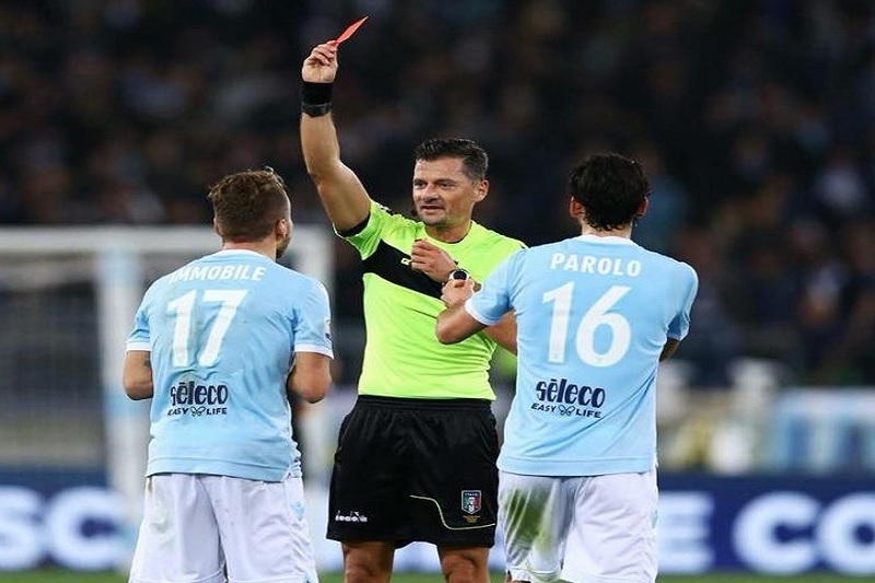 Rozhodčí Piero Giacomelli ukazuje červenou kartu. Rozhodčí Piero Giacomelli ukazuje červenou kartu.
