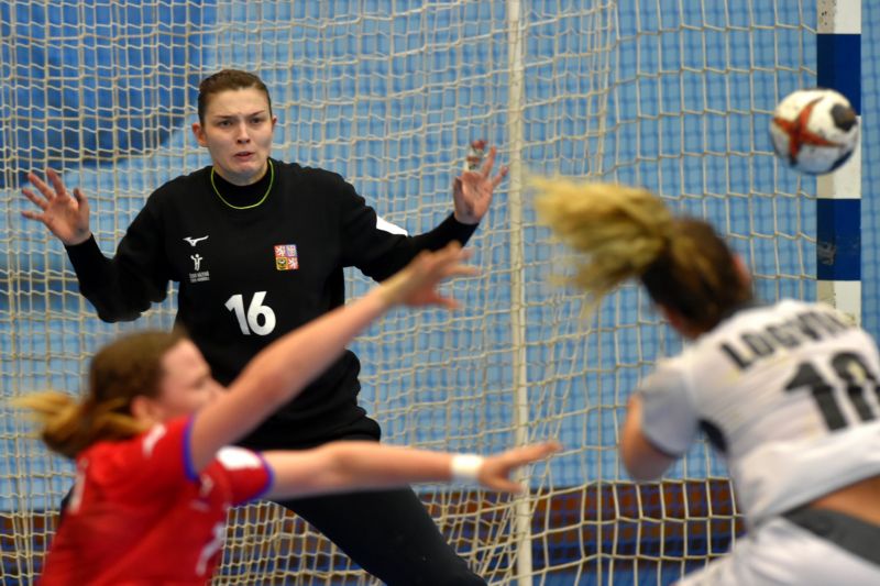 Česká brankářka Lucie Satrapová. Česká brankářka Lucie Satrapová.