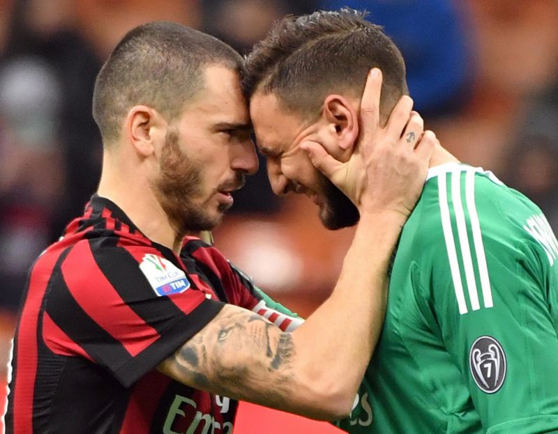 Gianluigi Donnarumma (vpravo) to nemá s milánskými fanoušky jednoduché, utěšovat ho musel i stoper Bonucci.