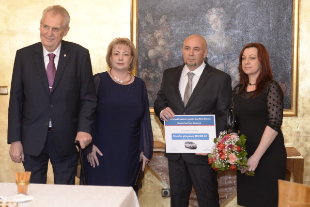 Prezidentský pár Miloš (vlevo) a Ivana (druhá zleva) Zemanovi na Pražském hradě darovali rodině postiženého chlapce Adama Vyčítala 400 tisíc korun na nákup automobilu.