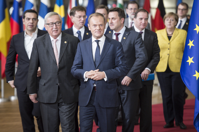 Snímek ze summitu EU (vpředu uprostřed Donald Tusk, vlevo Jean-Claude Juncker).