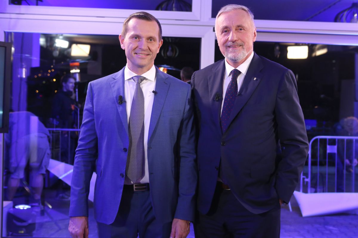 Mirek Topolánek s moderátorem Jaromírem Soukupem.
