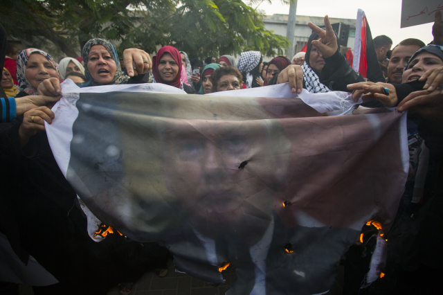 Palestinské ženy protestují proti rozhodnutí amerického prezidenta Donalda Trumpa uznat Jeruzalém za hlavní město Izraele.