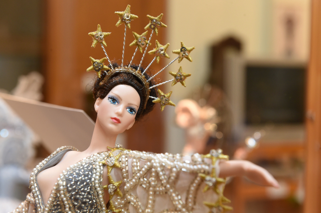 Prostory Muzea v Litovli na Olomoucku zaplavilo několik set panenek Barbie.