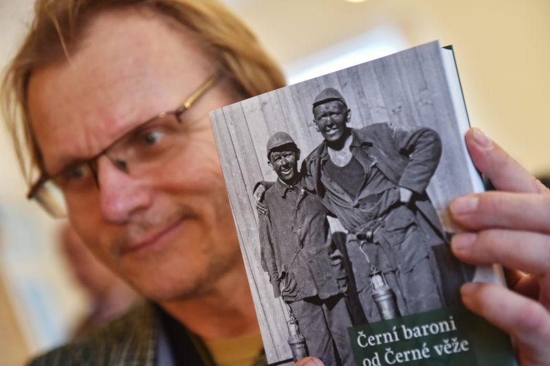 Kniha Černí baroni od Černé věže. Na snímku autor Radek Gális.