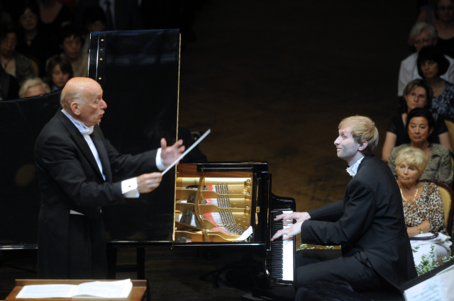 Klavírista Ivo Kahánek na snímku z roku 2011, kdy vystoupil v Praze s dirigentem Pinchasem Steinbergem a Českou filharmonií v rámci mezinárodního hudebního festivalu Pražské jaro.