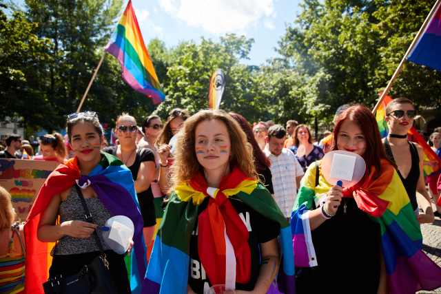 LGBT menšiny prošly ulicemi Bratislavy (snímek z roku 2016). Policie musela oddělit pravicové extrémisty Mariána Kotleby od účastníků Queer parády.