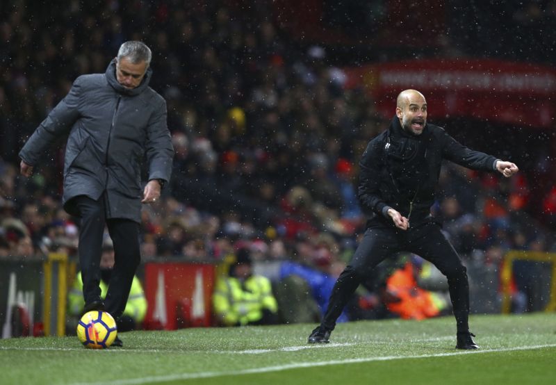 Slavící Pep Guardiola ve společnosti smutného trenéra Manchesteru United.