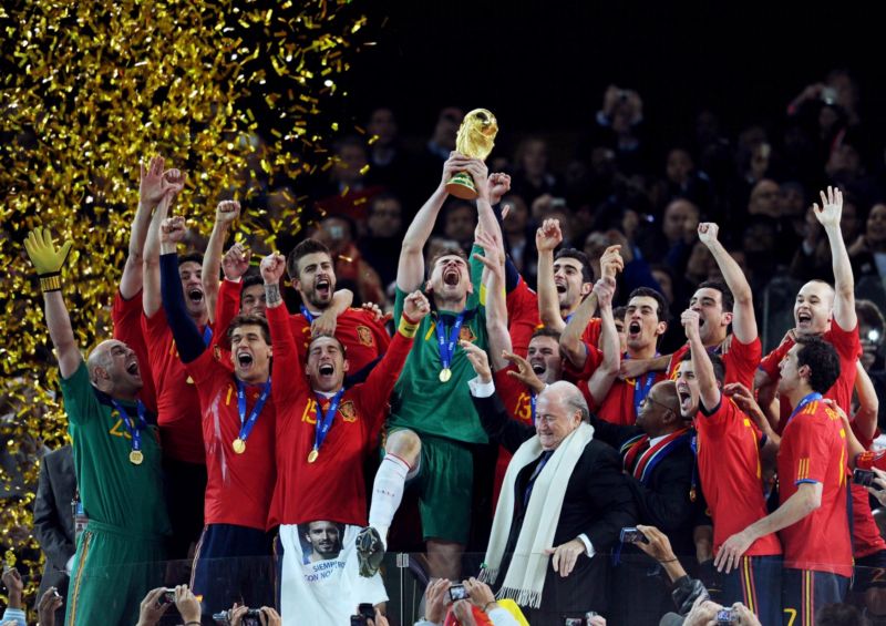 Španělé v roce 2010 oslavovali titul na MS, teď čelí vážnému obvinění.