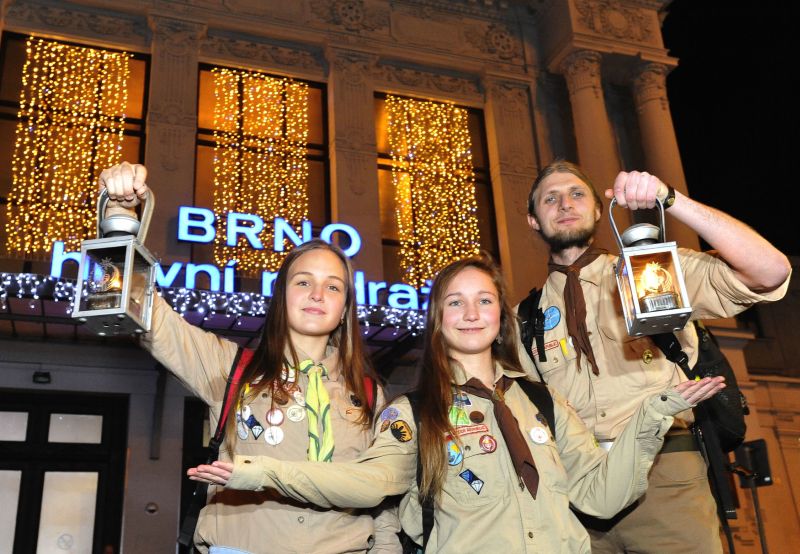 Skauti přivezli Betlémské světlo do Brna 2016.