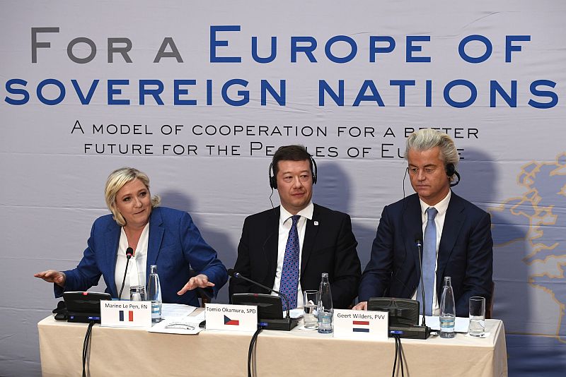 Tisková konference evropských protiimigračních stran, frakce Evropa národů a svobody (ENF) 16. prosince v Praze. Zleva jsou francouzská pravicově-nacionalistická politička Marine Le Penová, předsedou hnutí Svoboda a přímá demokracie Tomio Okamura a nizozemský politik a předseda Strany pro svobodu Geert Wilders.