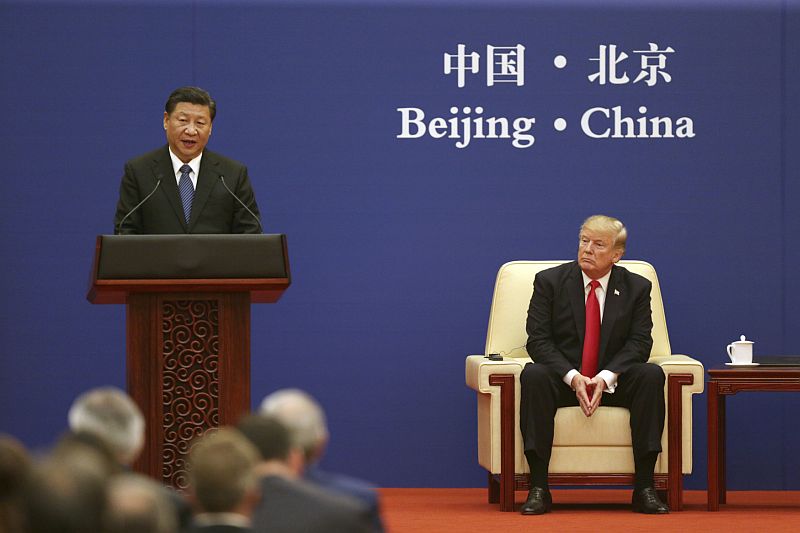 Americký prezident Donald Trump (vpravo) během předvolební kampaně Peking ostře kritizoval. Vadil mu zejména vysoký obchodní deficit, který Spojené státy vůči Číně mají. Vlevo je čínský prezident Si Ťin-pching.