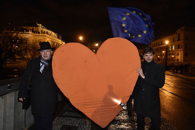 V předvečer šestého výročí úmrtí bývalého prezidenta Václava Havla se uskutečnil 17. prosince v Praze vzpomínkový pochod s názvem Srdce na Hrad. Účastníci se vydali z Palachova náměstí Nerudovou ulicí na Pražský hrad. V čele průvodu jsou kandidáti na prezidenta Pavel Fischer (vlevo) a Marek Hilšer.