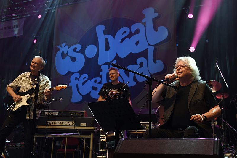 Po 50 letech se na pódium pražské Lucerny vrátil 17. prosince československý beat-festival a s ním i někteří z jeho tehdejších účastníků. Na snímku je Vladimír Mišík (vpravo).